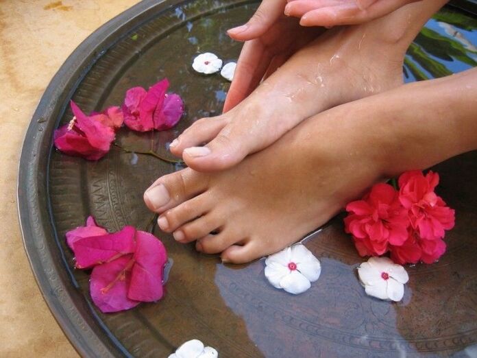Apple cider vinegar bath against toenail fungus